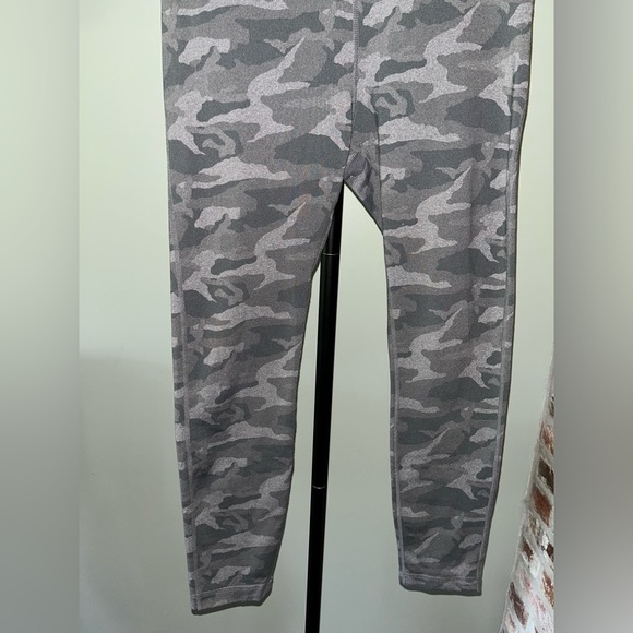 Vuori Gray and Black camo print Leggings
Athletic Fit | size Medium - Picture 3 of 9